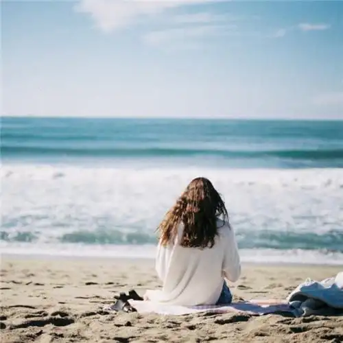 一个人看海的背影女生图片_唯美意境图片_窝窝qq网