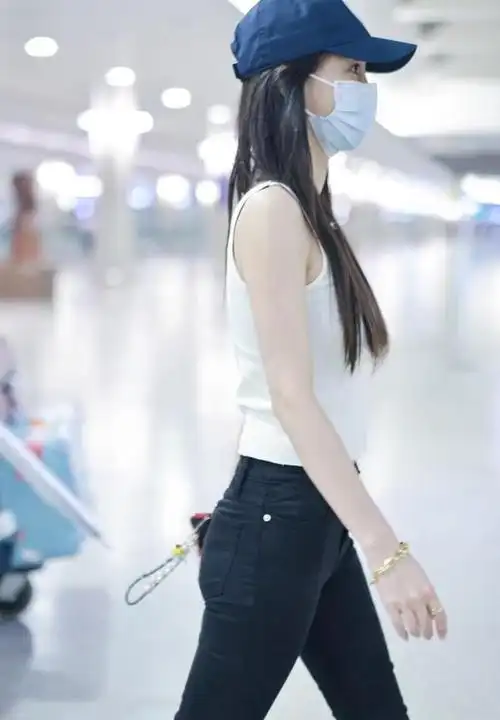 angelababy机场造型惹眼,黄金首饰显土气|杨颖|辣妈|长腿|穿搭_网易