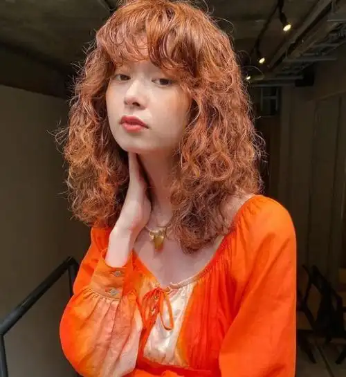 日系满头烫发型 蓬松纹理烫洋气减龄_日韩发型 - 美发站