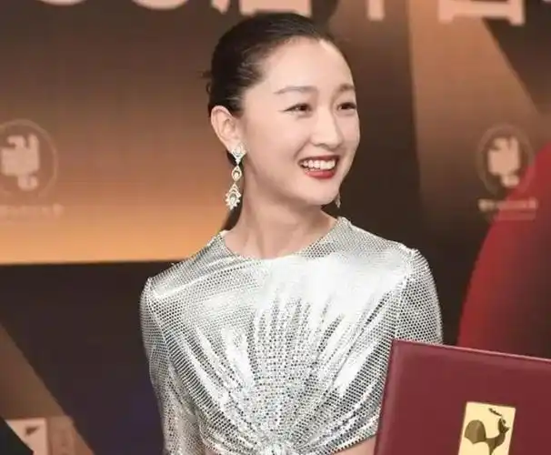 很多网友个人认为,周冬雨的演技很自然大气,比其他圈内普通女明星略胜