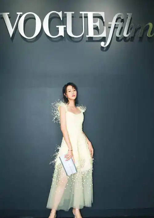 蓝盈莹真不愧是秀肩女王,香肩半露才时尚,这样穿更有女人味_身材_裙子