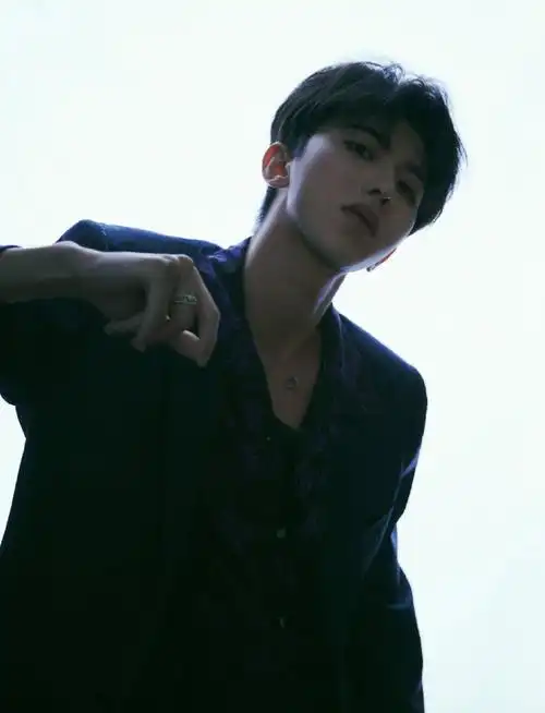 蔡徐坤分享背影照