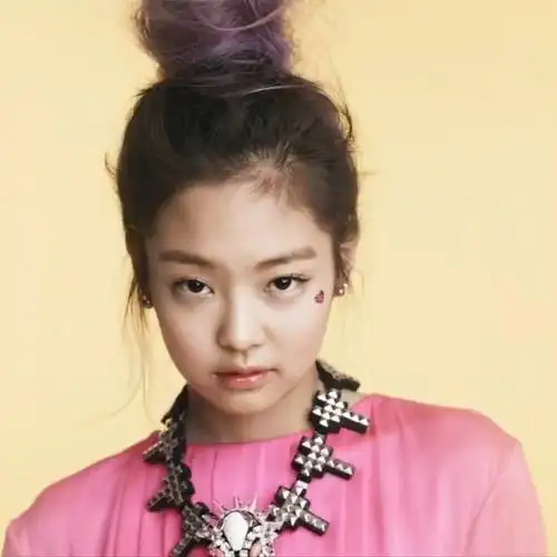 jennie16岁旧照曝光 丸子头扮可爱活力少女感十足