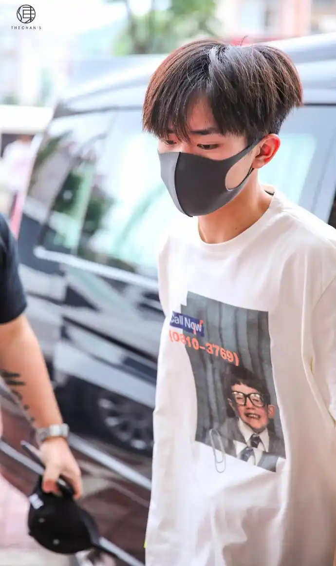 一身简单的印花白色t恤,搭配宽松的黑色裤子,裤带松松垮垮的散落,千玺