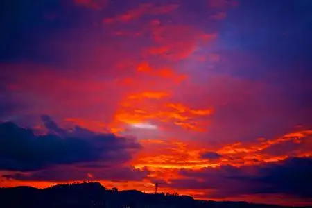 傍晚空中火烧云图片