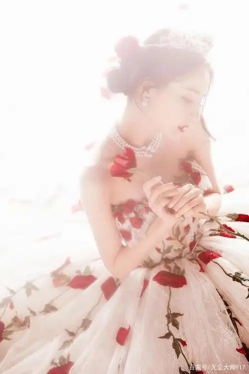 迪丽热巴从玫瑰庄园里走出来的公主