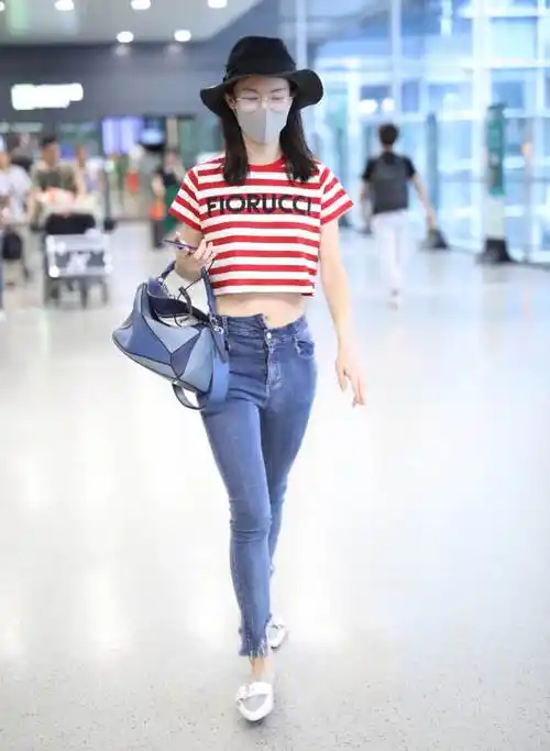 金晨用椅子练一字马,大长腿加起来两米多,网友:女生见了都羡慕