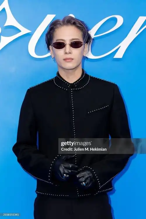 明星爱大牌##王嘉尔紫发看秀##大秀直击