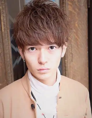 展开全部 气质的男生纹理烫发型,形成的烫发自然而且有层次感打造出