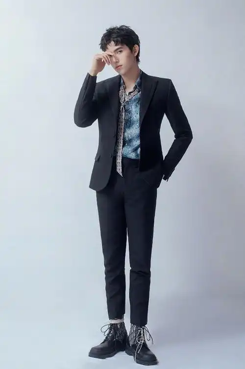 看王俊凯穿纯白西装,跟着他实力演绎少年派_生活资讯_资讯中心 - 265