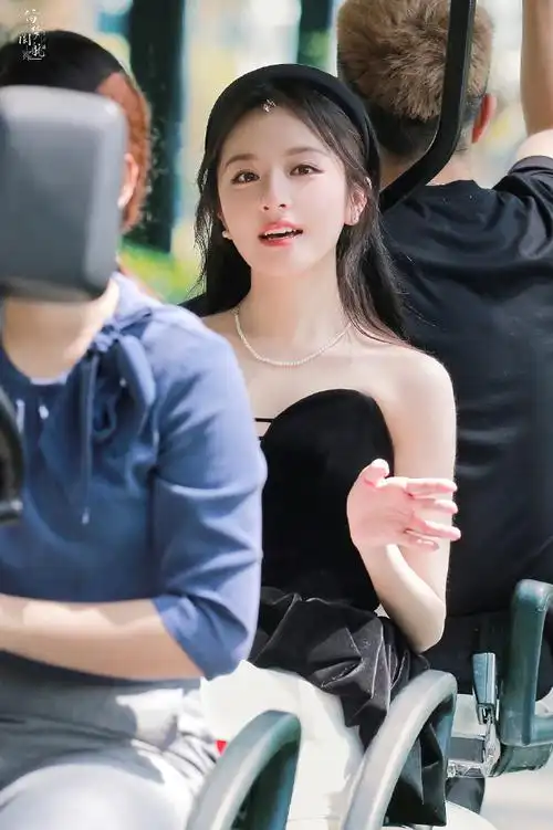 李兰迪黑色丝绒礼裙