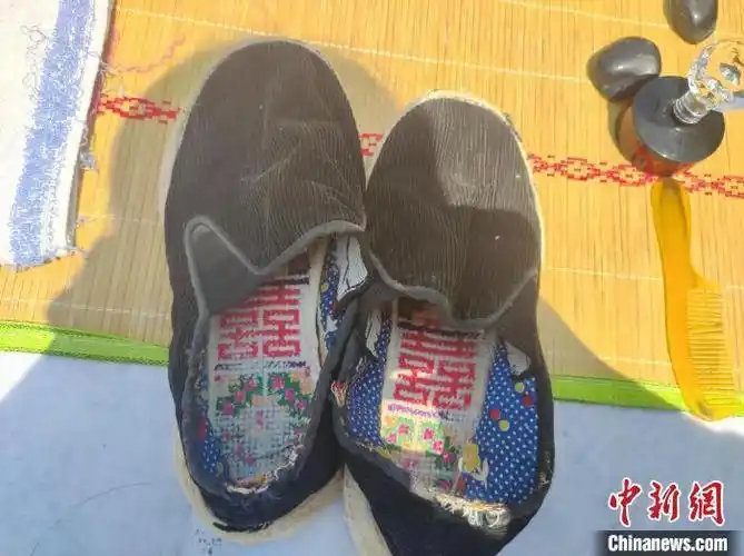 一双破洞黑色布鞋和打了很多补丁的棉衣棉裤令人心酸.