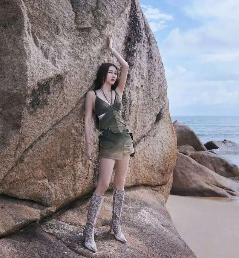 弦子海边写真,身材好颜值高的美女谁能不爱#一眼沦陷# #娱乐大赏