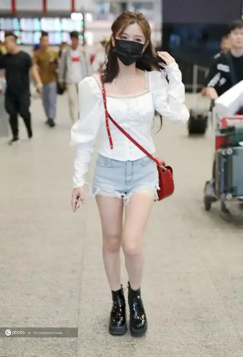 街拍陈意涵白色方领泡泡袖衬衫牛仔短裤短靴红色手袋甜美可人