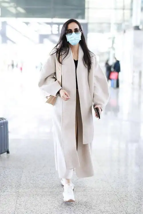 要想鸿运当头不来头红发怎么行!2021年1月10日,奚梦瑶机场街拍.