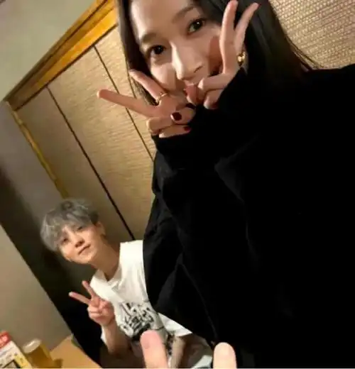 鹿晗关晓彤聚餐被拍,男方打扮低调,女方背十几万包包气场强大