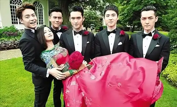 虽然张歆艺是二婚,但是袁弘根本不在乎,婚后依旧对她非常的宠爱,无论