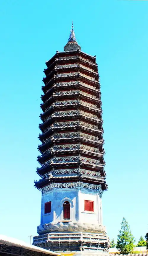 北京大学的博雅塔是仿造通州燃灯佛舍利塔,取辽代密檐砖塔样式建造的