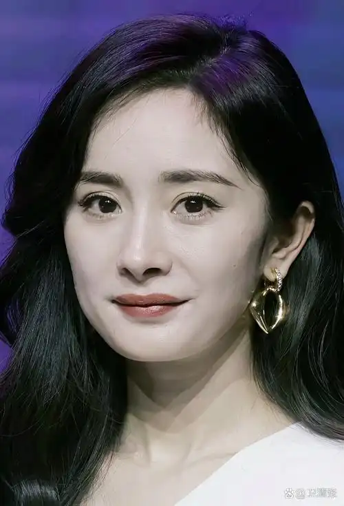 无滤镜的4k镜头前, 杨幂眼角细纹与唇边笑弧同样生动