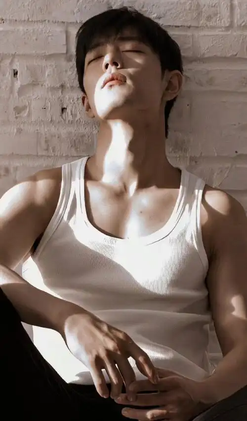 肖战超话#肖战#极简的白色背心,妥帖地勾勒出大帅哥的胸肌线条,低调