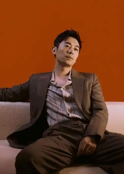 朱亚文首尝光头造型让人惊喜!斯文儒雅气质佳,帅成行走的荷尔蒙_西装_