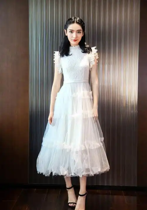 代斯身穿白色连衣裙,可比剧中仙多了