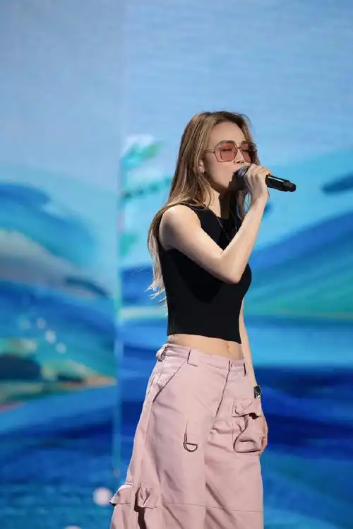 容祖儿大学生电影节上班打卡##第30届大学生电影节青春之夜##容祖儿