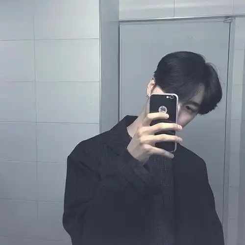 有没有帅哥的头像?最好是看起来像自拍的那种,越多越好,谢谢.