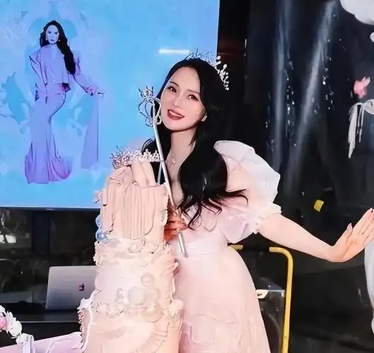 56岁伊能静真把自己当小姑娘穿短外套配白色长裙洋气又显气质