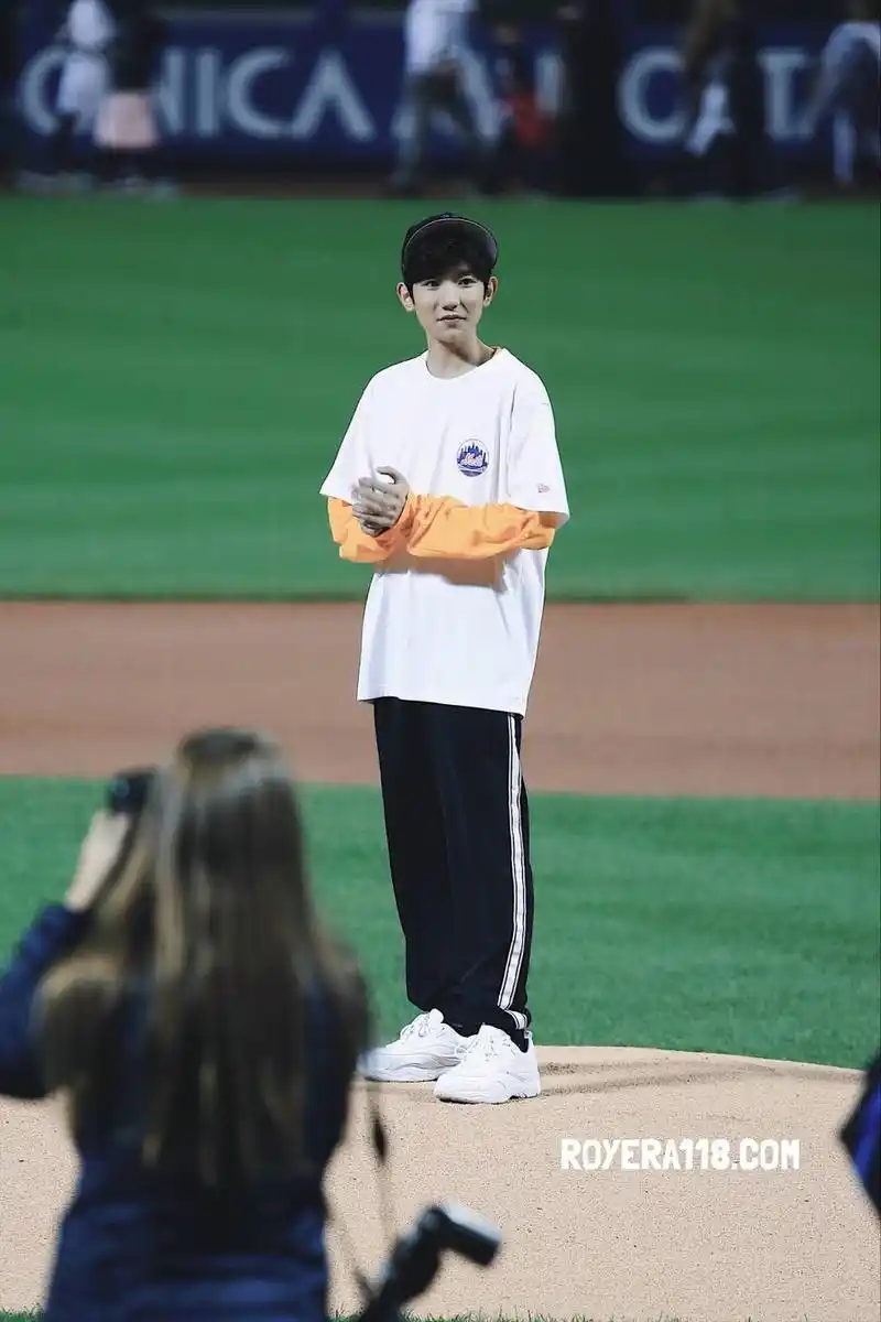 首位中国内地艺人!王源为美职棒开球英姿飒爽