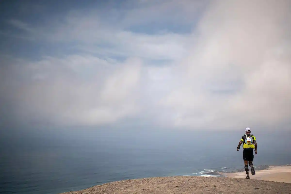 秘鲁举办沙漠半程马拉松比赛(4)