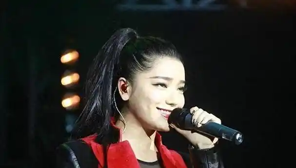 文 | 木易江映蓉,作为一代超级女声冠军,曾经拥有着无数歌迷的喜欢.