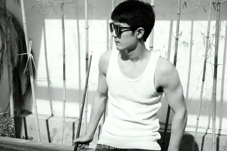 肖战肌肉,哥你也露个腹肌__财经头条