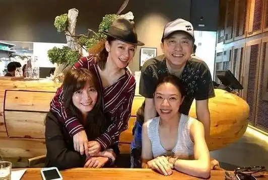 "庾澄庆,与原配伊能静分手,现与14岁娇妻逛街惹人羡_感情_张嘉欣_家族