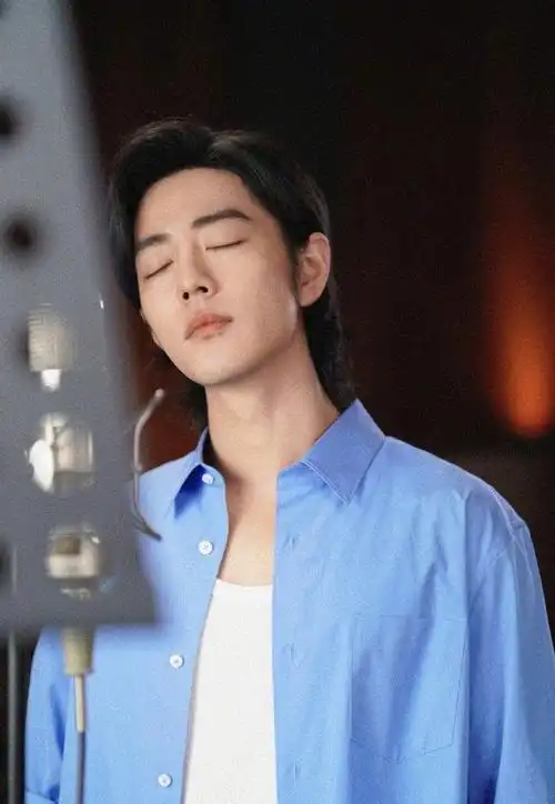 240118肖战最新录音棚写真蓝色衬衣下的温暖笑容治愈众人