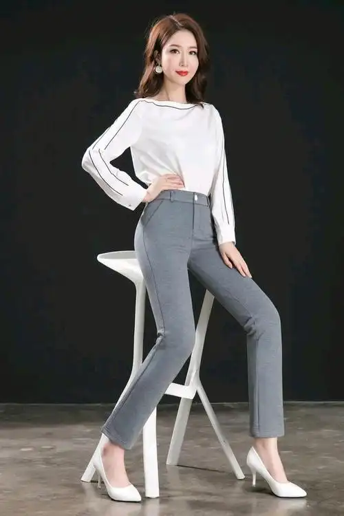 而在众多的时尚元素中,直筒休闲裤搭配白色高跟鞋,无疑是最能展现女性