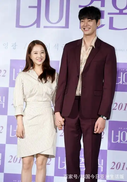 朴宝英-金英光最萌升高差银幕情侣现身《你的婚礼》发布会