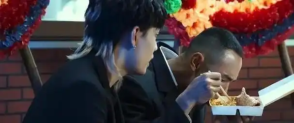 同是吃盒饭镜头把阮经天和周星驰周润发放一起看差距就出来了
