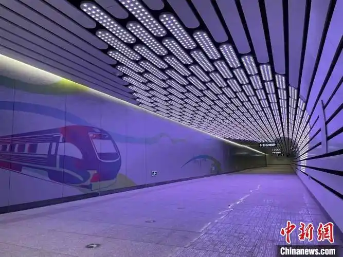 图为北京地铁房山线北延花乡东桥站a2出入口内通道.