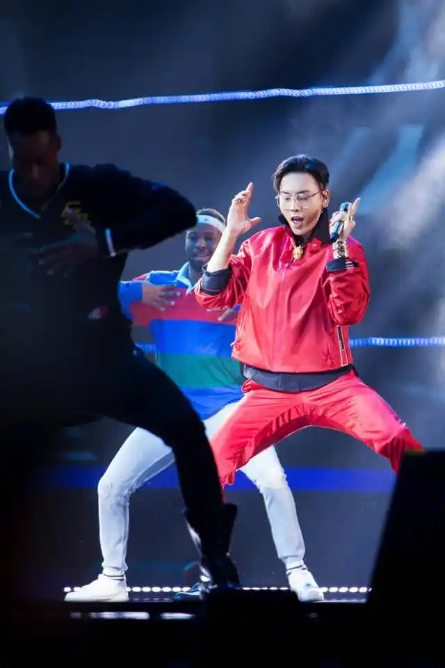 陈伟霆跨年演唱会劲歌热舞,网友:高级又迷人