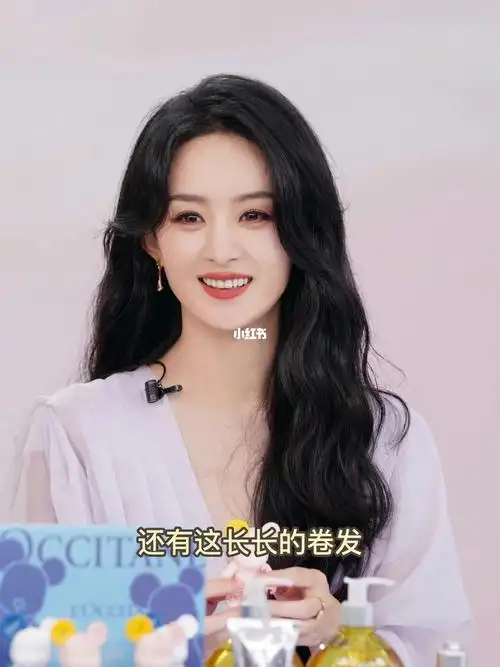 赵丽颖长卷发纱裙直播造型温婉又知性