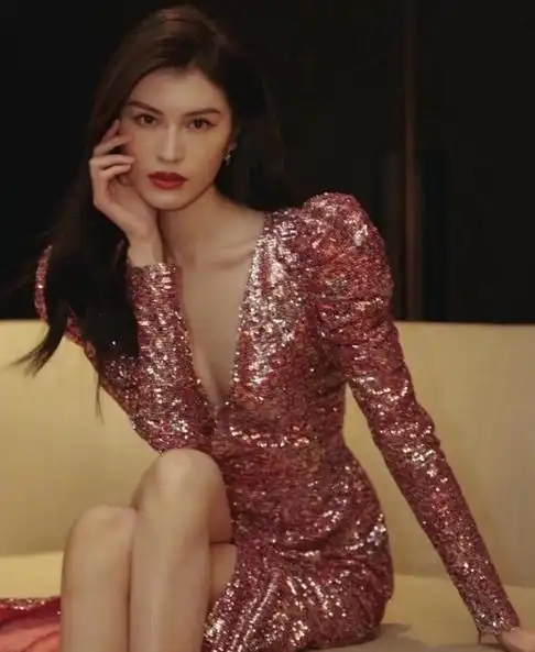 没分手!陈伟霆何穗再次被拍疑似甜蜜同居,何穗晒泳装照疑似怀孕