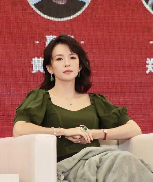 面对漂亮富有,自信自强自立,而且心地善良,待人真诚,心胸阔达的章子怡