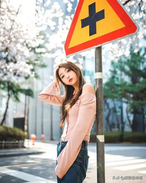 如何拍照摆姿势好看(6个摄影摆姿技巧,日常生活照片想自然美,就这么拍