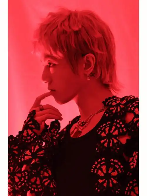 华晨宇红发造型好靓眼