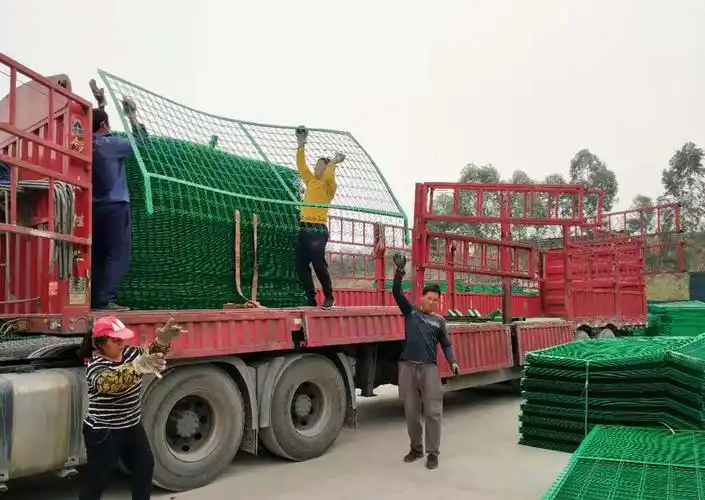 发一车扁铁框架护栏网发往广西北海