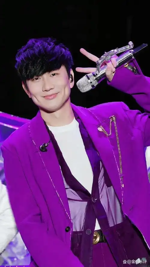 林俊杰机场签名小插曲,墨水溅衣服表现不凡,这才是优质偶像