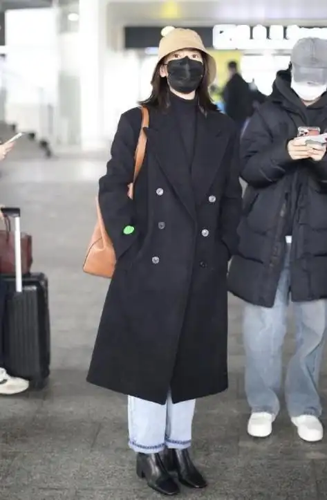 高圆圆尝试过很多黑色大衣的穿搭,下面这种黑色大衣搭配着牛仔裤则