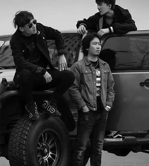 这首歌其实是摩登兄弟翻唱的《走马》.