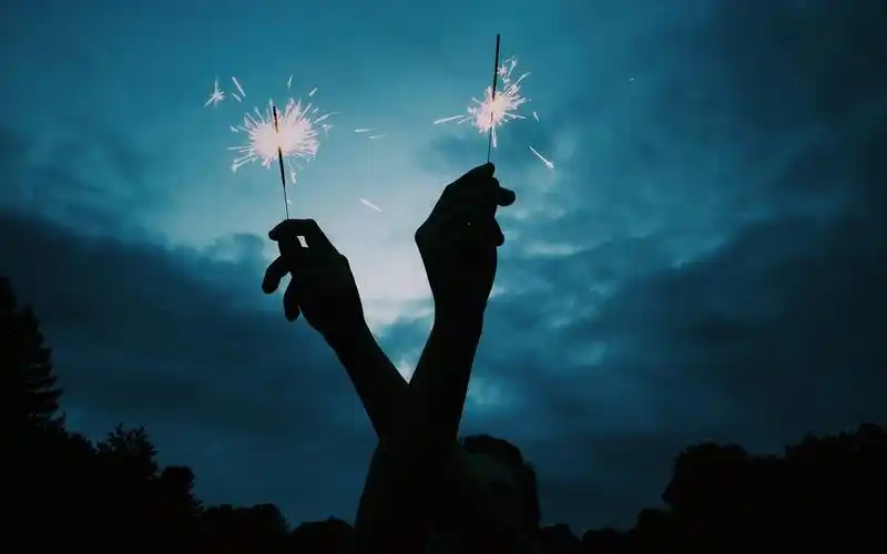 两只手,烟花,火花,夜晚